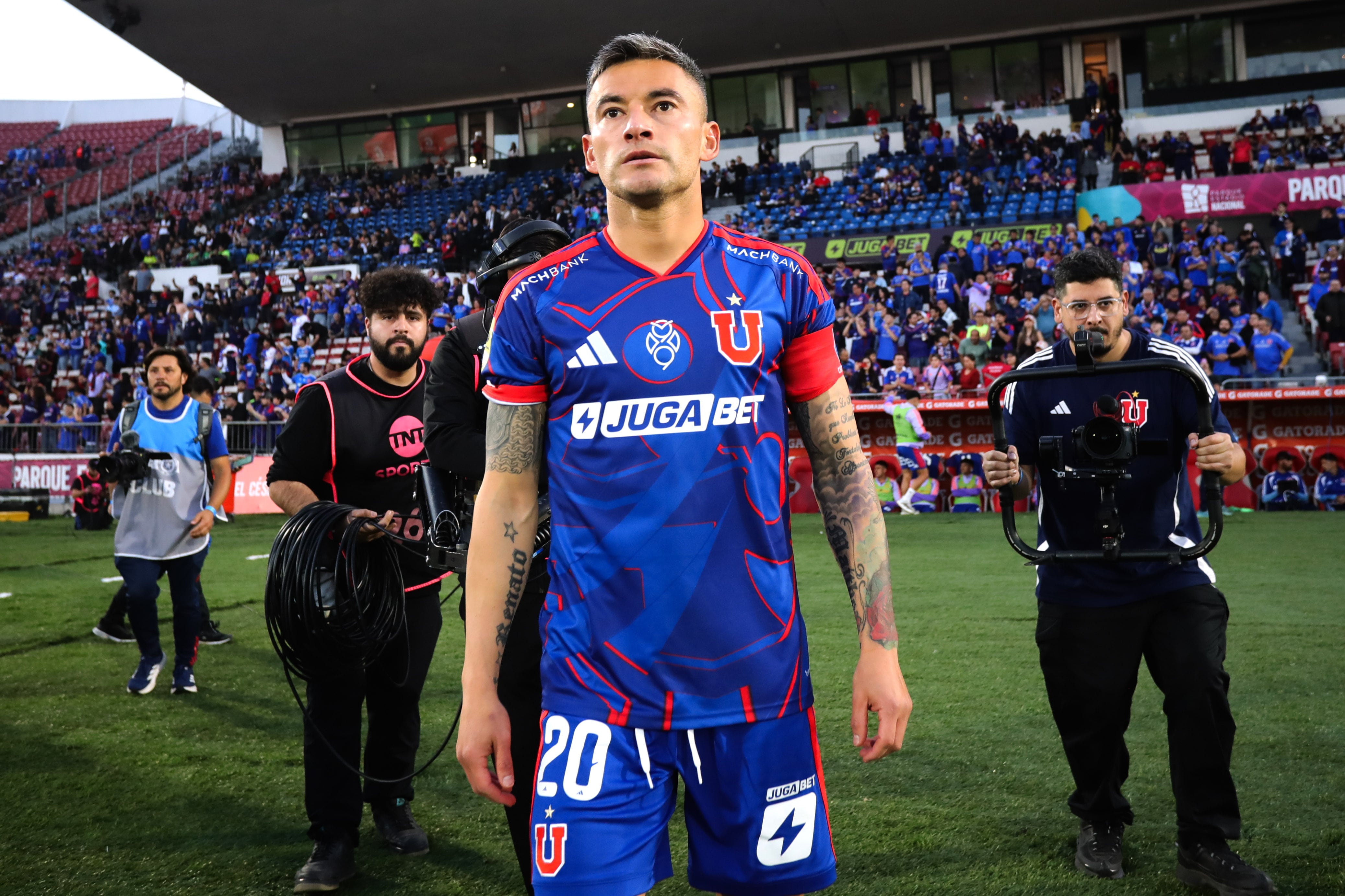 Un encontrón que no se vio en la transmisión: el golpe de Charles Aránguiz a un camarógrafo de TNT Sports