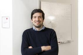 Alejandro Ecker, politólogo de la U. de Heidelberg: “La falta de estrategia de los partidos tradicionales tiene mucho que ver con el alza de la extrema derecha e izquierda en Alemania”