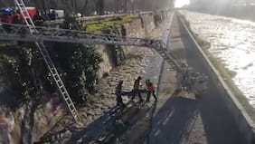 Bomberos rescatan a un hombre que fue lanzado al río Mapocho tras sufrir un asalto