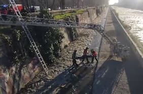 Bomberos rescatan a un hombre que fue lanzado al río Mapocho tras sufrir un asalto