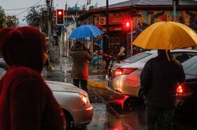 Lluvia en Santiago: Se acercan las precipitaciones desde el sur que dejarán hasta 30 mm de agua caída