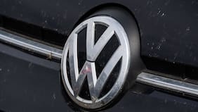 Volkswagen planea eliminar 100.000 empleos en el mundo y cerrar cuatro plantas en Alemania: acciones caen a menor nivel en 16 años