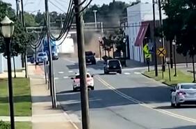 El impactante registro de un tren de carga que choca a toda velocidad a un camión atrapado en una vía en Carolina del Norte