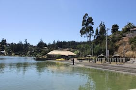 Alcalde de Vichuquén lamenta impacto en el turismo por contaminación del lago y acusa “inactividad” de autoridades