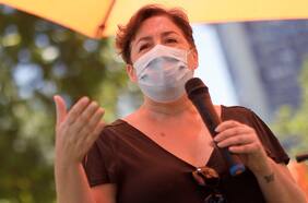 Beatriz Sánchez valora proceso de vacunación masiva en Chile: “Esa es una política de salud pública universal y es lo que queremos para todo el territorio”