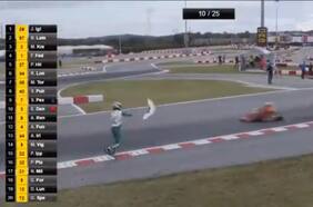 A pedradas en el Mundial de Karting: un piloto le tira un proyectil a otro en plena carrera