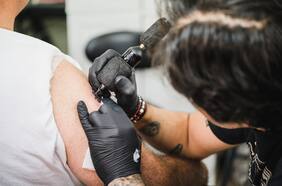 Científicos descubren un inquietante vínculo entre los tatuajes y el cáncer