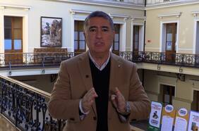 Desbordes anuncia querella por ataque de overoles blancos contra bus y denuncia agresión a rector y profesores del INBA