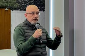 El jefe parlamentario del partido de Zelensky confirma la salida del ministro de Defensa