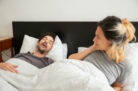 3 formas para lidiar con los ronquidos de tu pareja que te arruinan el sueño