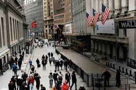 Reapertura de EE.UU. lleva a Wall Street a su mejor nivel desde inicio de la crisis e impacta en Chile