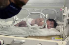 La historia de la niña que nació entre los escombros en Siria y que ya habría sufrido tres intentos de secuestro