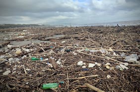 Fotos muestran toneladas de basura en desembocadura del río Maipo arrastradas desde Santiago por lluvias