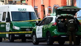 Un fallecido y un lesionado deja choque entre automóvil y motocicleta en Santiago Centro