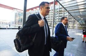 Defensa de Claudio Crespo presenta reclamo a tribunal acusando agresiones en la explanada del Centro de Justicia