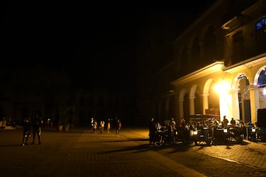 Cuba: The Harsh Crisis of Tourism
Cuba is currently facing a significant crisis in its tourism sector, which has been a crucial part of its economy. The COVID-19 pandemic severely impacted travel, leading to a drastic decline in tourist arrivals. As restrictions ease, the country is struggling to recover, facing challenges such as outdated infrastructure, limited resources, and ongoing economic difficulties.
Tourism, which once brought millions of visitors to the island, has seen a sharp drop, affecting local businesses and employment. Many hotels and restaurants remain closed or operate at reduced capacity, and the lack of foreign investment has hindered recovery efforts.
The Cuban government is implementing measures to revitalize the tourism industry, including marketing campaigns and partnerships with foreign companies. However, the road to recovery is long, and the future of tourism in Cuba remains uncertain as the country navigates these challenges.