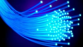 El último bastión de Telefónica en Chile: mayorista de fibra óptica OnNet se pone a la venta