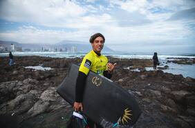 El Cacique del bodyboard: la historia del iquiqueño que estuvo en la filial de Colo Colo y ahora la rompe en las olas