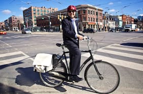 Guillermo Peñalosa, urbanista colombiano: “La manera más barata y más fácil de que los espacios públicos sean seguros es que haya gente”