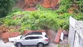 Tras fuertes lluvias: deslizamiento de tierra bloquea carretera en Lota y destruye muro de vivienda