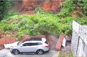 Tras fuertes lluvias: deslizamiento de tierra bloquea carretera en Lota y destruye muro de vivienda