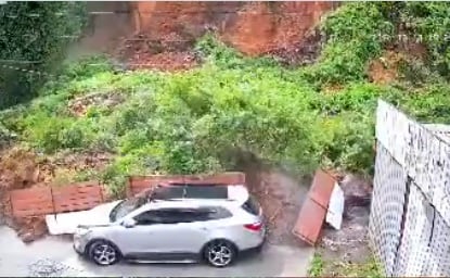 Tras fuertes lluvias: deslizamiento de tierra bloquea carretera en Lota y destruye muro de vivienda