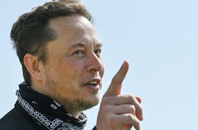 Elon Musk se burla del presidente Biden tras el regreso de la primera tripulación totalmente civil que viaja al espacio