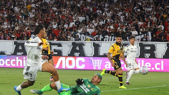 Otra jornada de ensueño para Javier Correa le permite a Colo Colo ser el único líder de la Liga de Primera