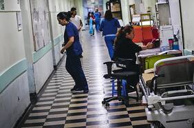Más de 12 horas: el 37% de los pacientes que llega a urgencia debe esperar ese largo plazo para ser hospitalizado