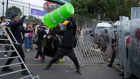 Caos en la inauguración del Mundial: manifestantes y policías se enfrentan a las afueras del Estadio Azteca