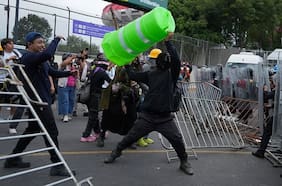 Caos en la inauguración del Mundial: manifestantes y policías se enfrentan a las afueras del Estadio Azteca