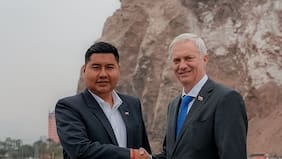 Gobernador de Arica llama a “reforzar la frontera” tras anuncio de Perú de despliegue militar y junto a Kast demanda la presencia de Boric