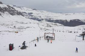 Centros de esquí anticipan término de la temporada por falta de nieve: en la RM ya hay fecha de cierre