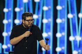 Con chistes sobre Boric y su nueva relación, Tomás Vodanovic y Cathy Barriga: mira acá la rutina de Luis Slimming en la Teletón 2024