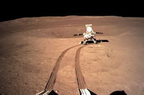 Rover chino realiza otro fascinante descubrimiento en el lado oscuro de la Luna: dos misteriosas esferas de vidrios