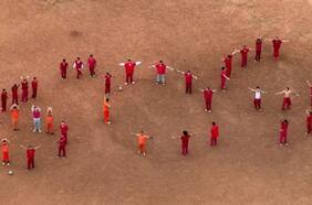 Migrantes forman SOS gigante para pedir auxilio en centro de detención en Texas: se les acusa de integrar Tren de Aragua