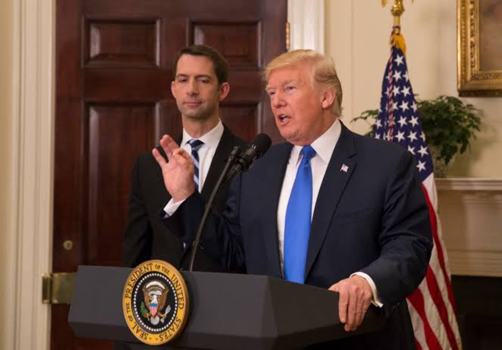 Donald Trump hablando en un atril con el sello presidencial, acompañado de pie por el senador republicano por Arkansas, Tom Cotton, durante una comparecencia pública en la Casa Blanca.