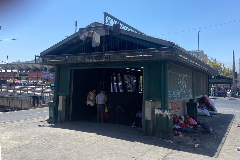 Santiago 7 de febrero 2025. Metro anuncia el cierre de uno de los seis accesos a la estacion Cal y Canto Dragomir Yankovic/Aton Chile