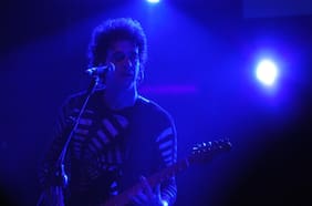 Cuando Soda casi termina a los golpes y un show en una panadería: lo que revela la biografía de Gustavo Cerati