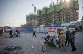 Las consecuencias de la crisis de deuda del grupo chino Evergrande: pérdidas, despidos y más impagos