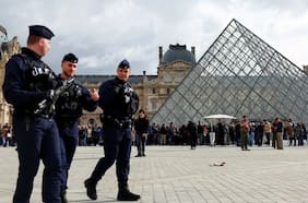 Principal sospechoso del robo del Louvre es una estrella de las redes sociales y exguardia de un museo parisino