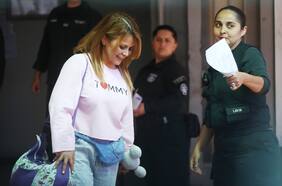 Tras 36 días en la cárcel: tribunal revoca prisión preventiva de Cathy Barriga y fija arresto domiciliario total