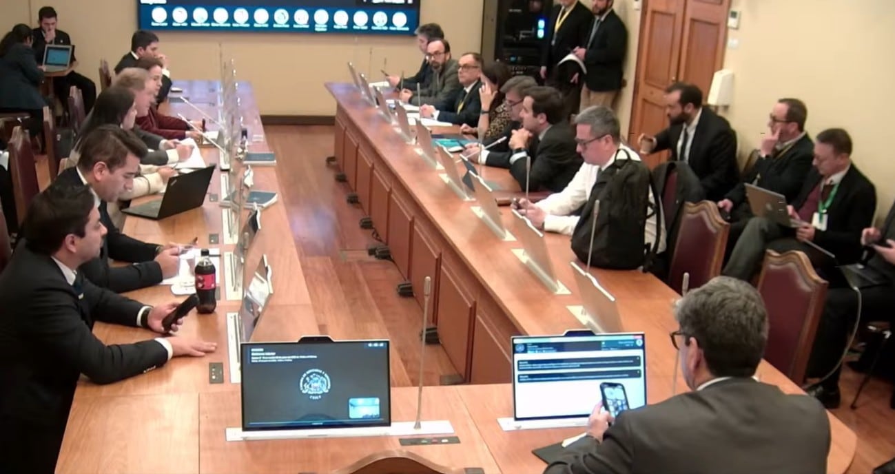 Errores en cédulas de migrantes: diputados de comisión de Gobierno escuchan a Omar Morales y convocan a Thayer