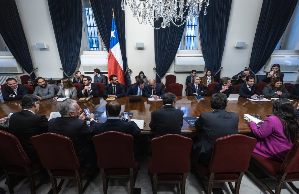 Sin humo blanco por contribuciones: Hacienda cierra la puerta a alcaldes por focalización, propone nuevo fondo y traslada debate al Senado