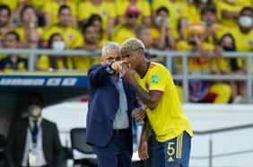 Entre insultos y botellazos: el duro presente de Reinaldo Rueda en Colombia