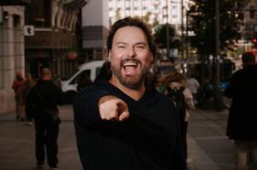 Los mundos de George Harris: quién es el comediante que abre el humor en el Festival de Viña 2025