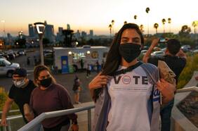 Encuesta global revela las dudas de los jóvenes sobre los méritos de la democracia