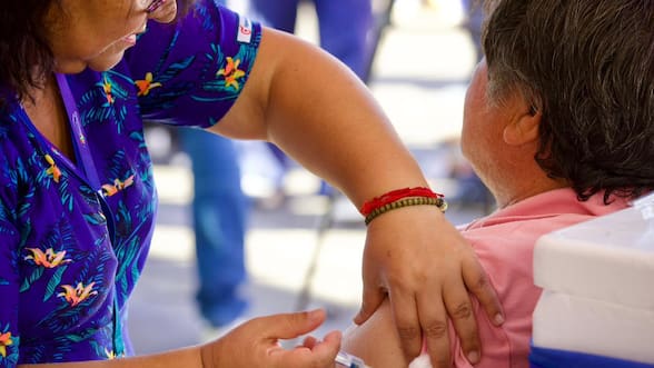 Circulación de influenza aumenta por sexta semana consecutiva y Minsal alerta por rezago de vacunación en mayores de 60 años