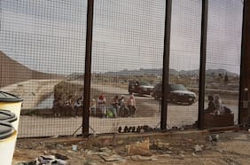 Texas construye barrera en la frontera con México sin permisos del gobierno de EE.UU.