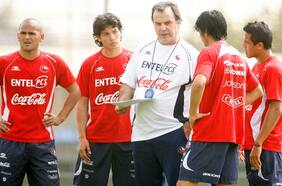 Matías Fernández sale a defender a Marcelo Bielsa en medio de sus polémicos días en Uruguay